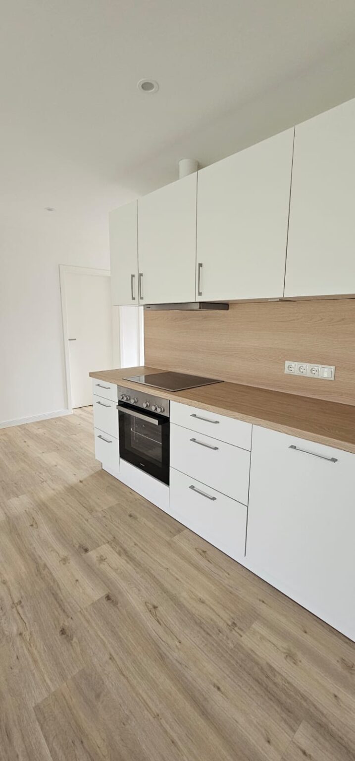 Küchenzeile in weiß mit Holz