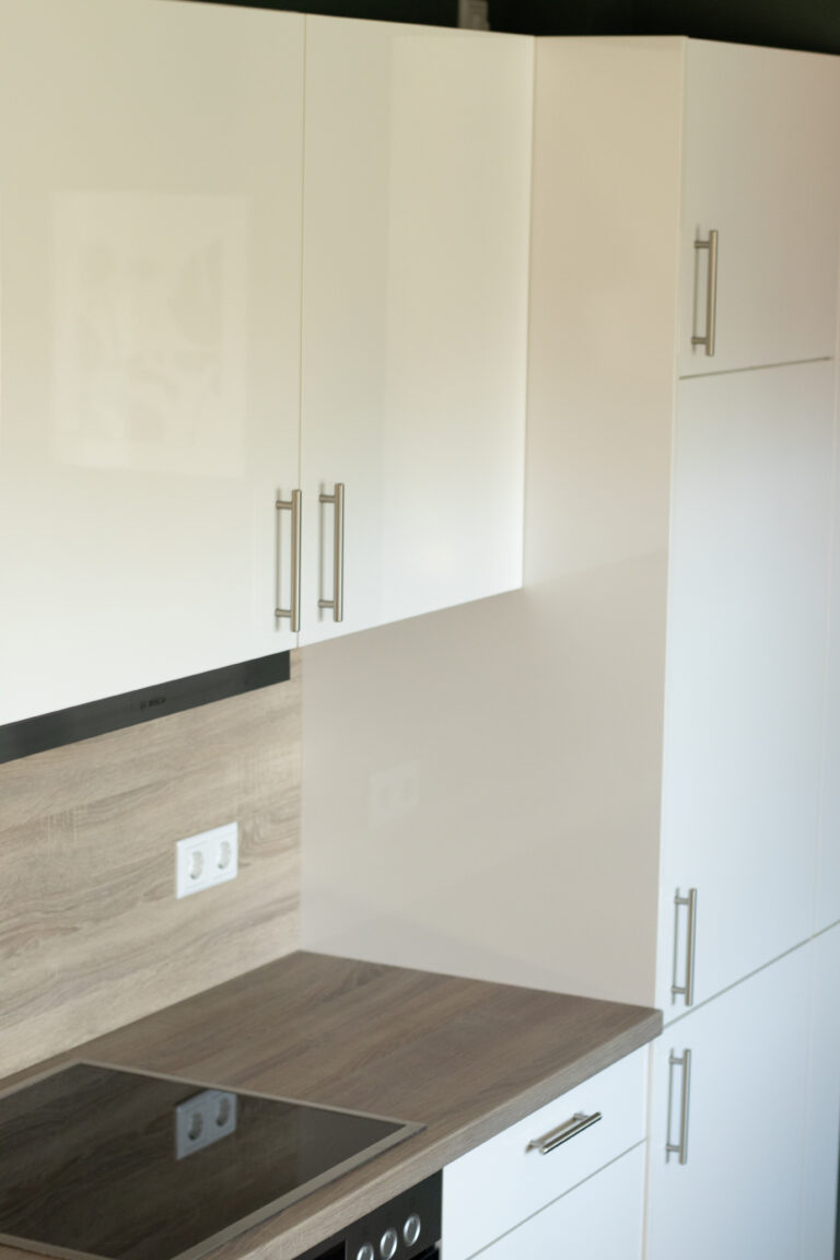 Küchenzeile in weiß und Holz