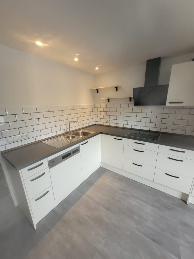 L-Küche in weiß und Holz