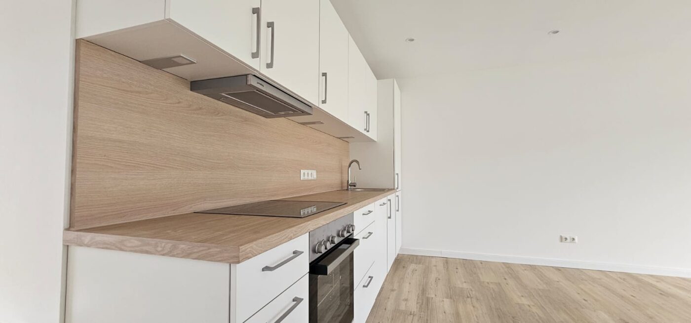 Küchenzeile in weiß mit Holz