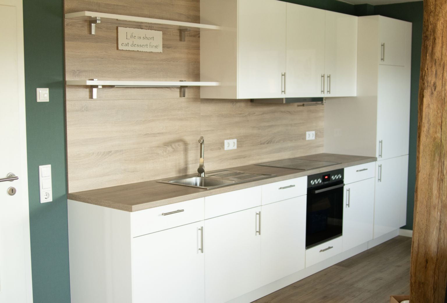 Küchenzeile in weiß und Holz