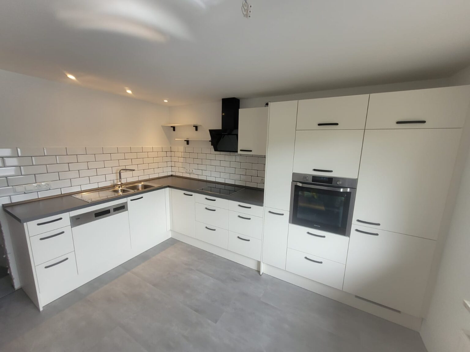 weitläufige L-Küche in weiß und Holz mit Hochschränken