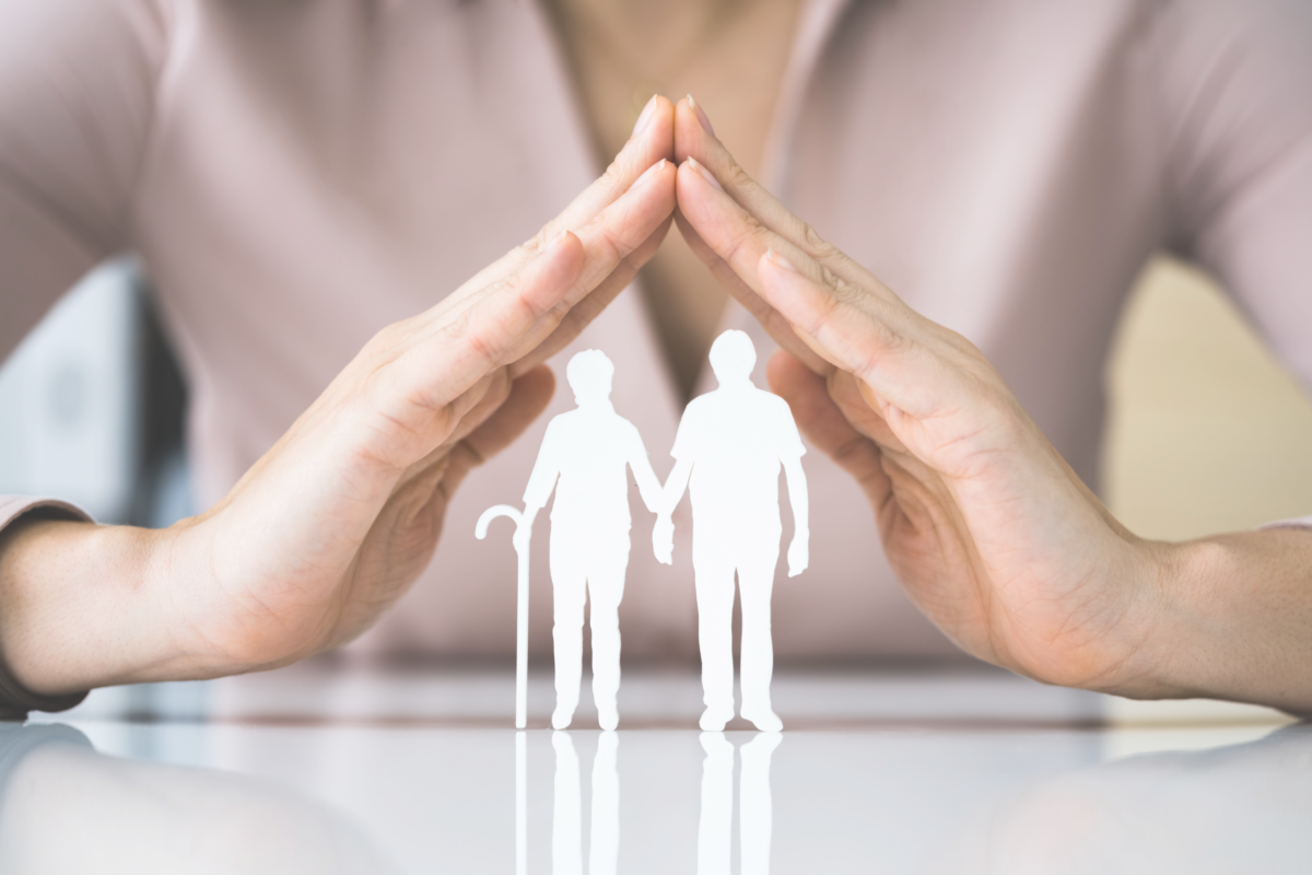 zwei alte Menschen als weiße Figuren mit darüber gefalteten Händen