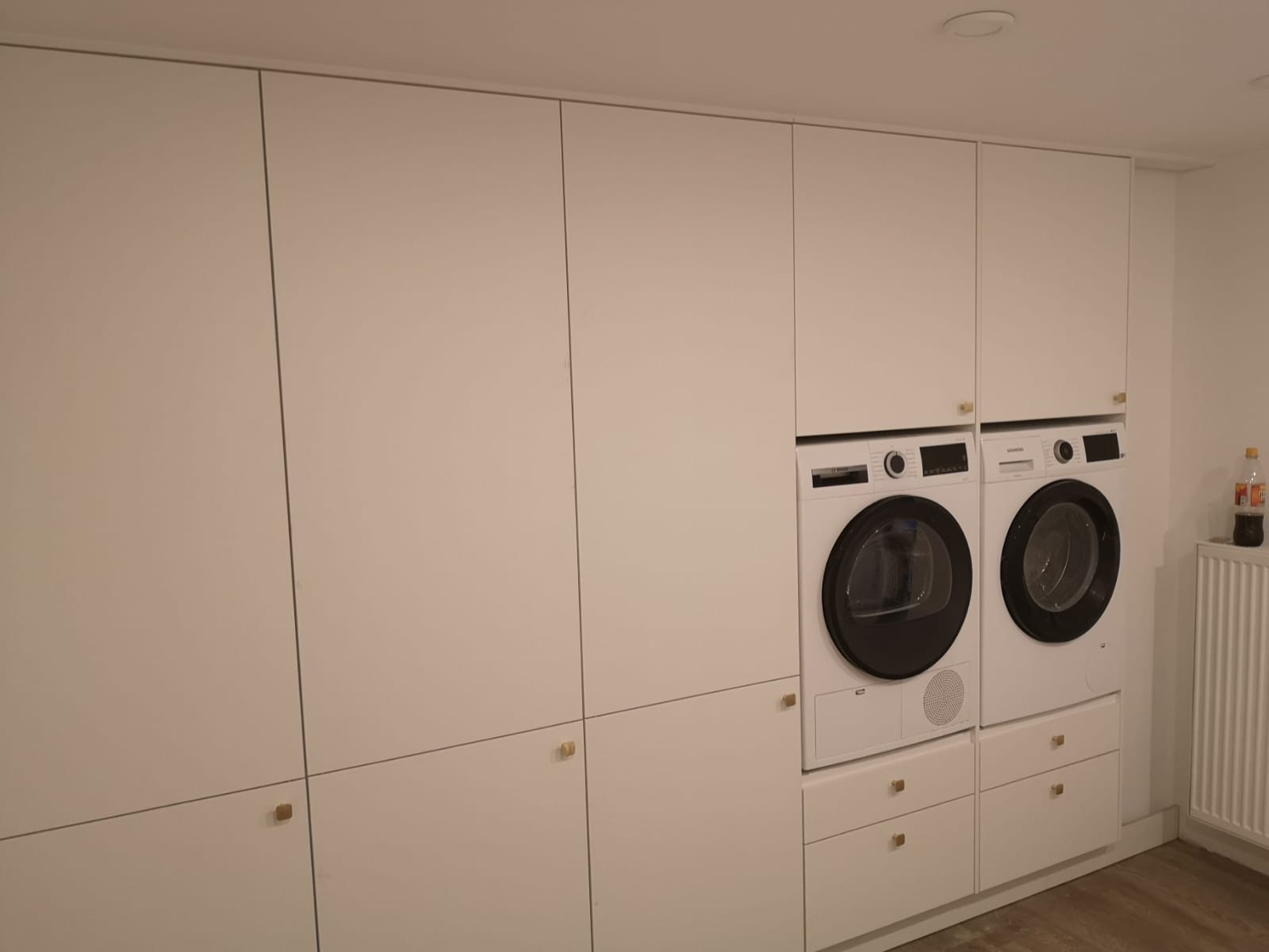 Weiße Einbauschränke mit integrierter Waschmaschine und Trockner