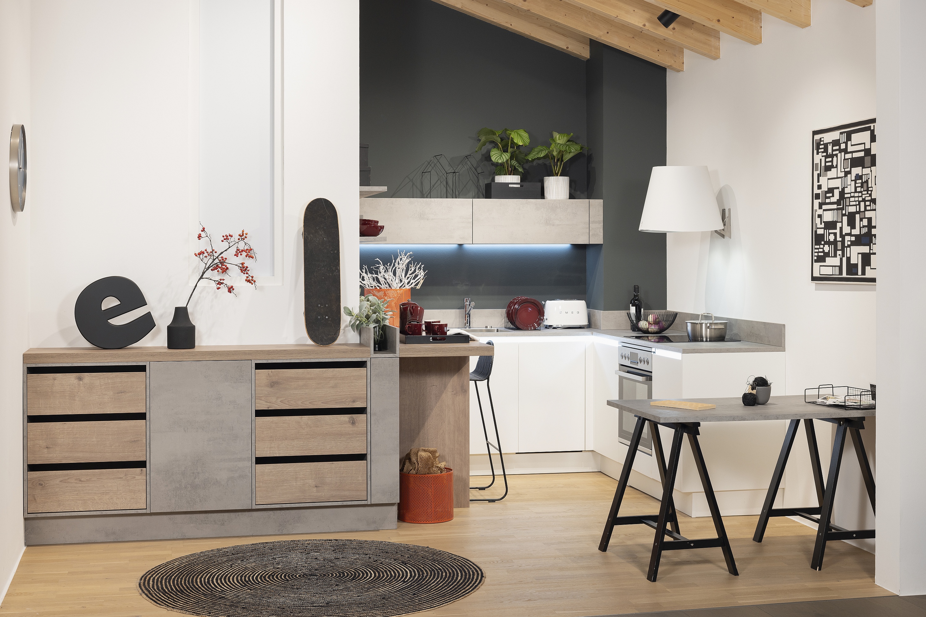 Im Vordergrund Sideboard mit englischen Zügen im Hintergrund in einer Nische kleine weiße U-Küche