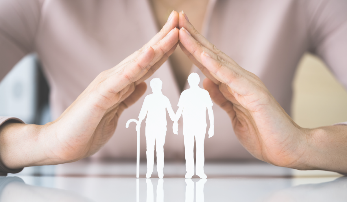 zwei alte Menschen als weiße Figuren mit darüber gefalteten Händen