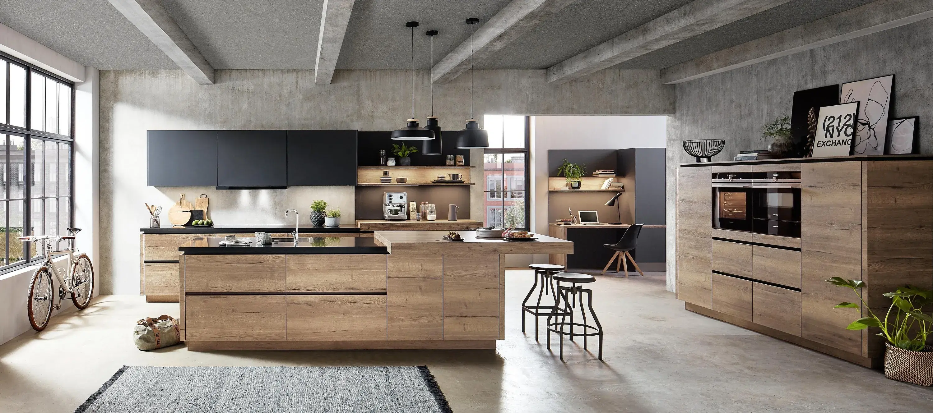 Nobilia offene Inselküche mit Kücheninsel und angesetzter Esstheke und Geräte-Highboard